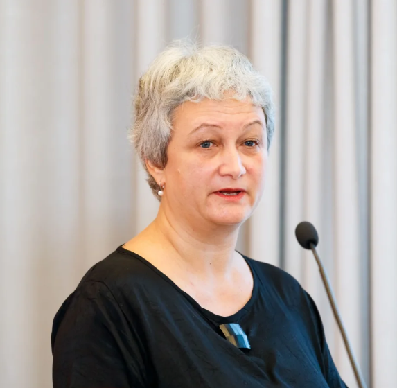 Dr. Piret Visnapuu-Bernadt