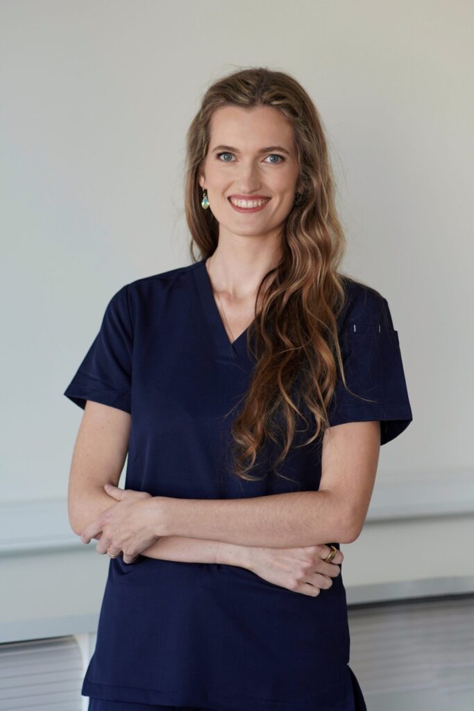 Dr Anette Ariana Pärnits 